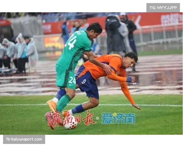 雨战记忆:球迷在恶劣天气下坚守看台,为球队呐喊